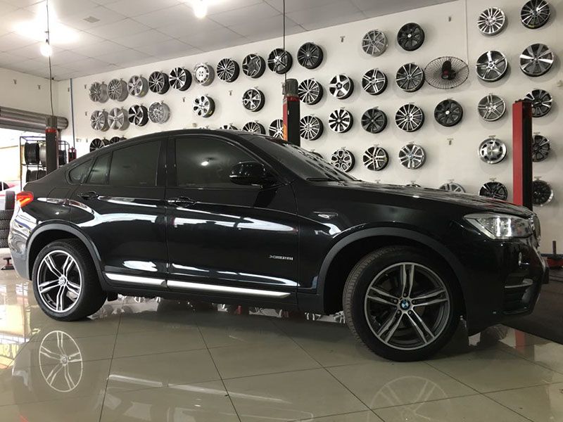 BMW X4 customizado as rodas e pneus