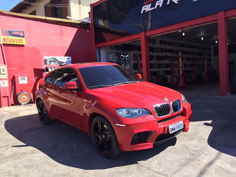 BMW X6 personalizado com rodas e pneus