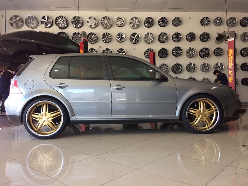 Golf customizado com rodas e pneus