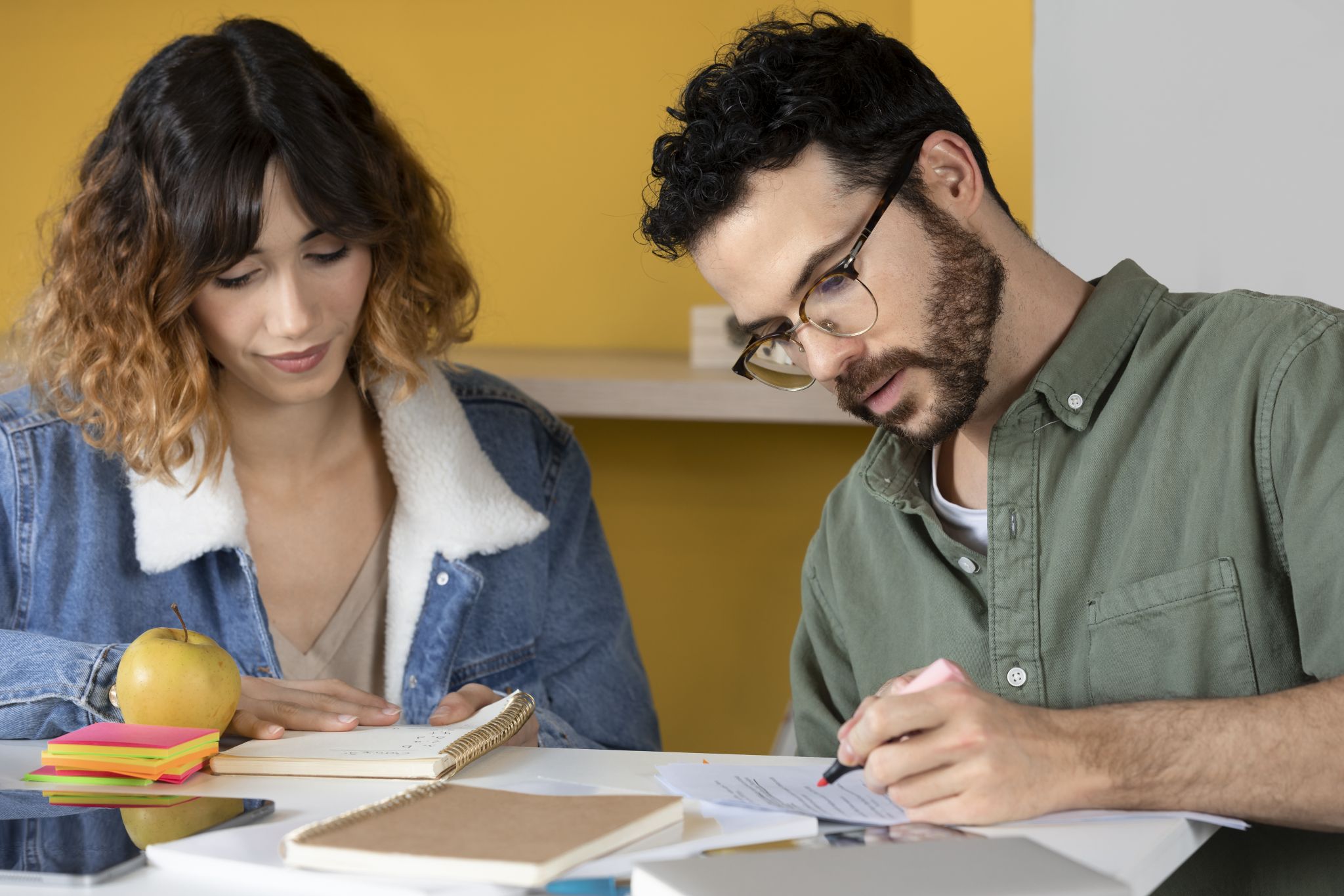 Imagem de um homem e uma melhor  mesa, com lpis e papel na mo, elaborando um planejamento